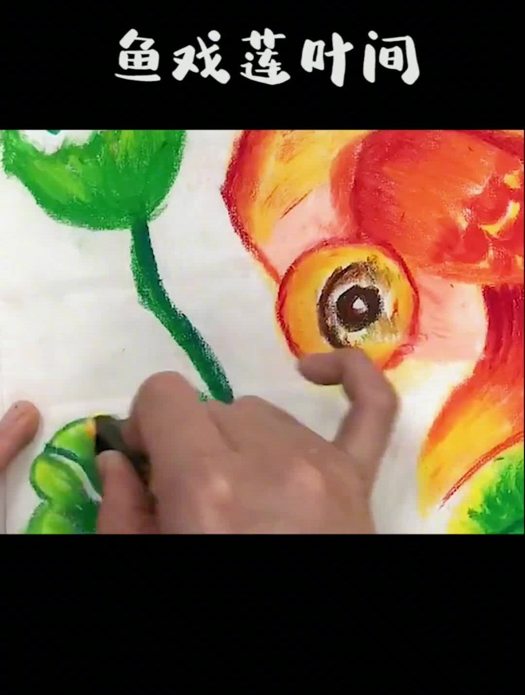 几只活泼的小鱼从荷叶下游过,画面十分美好