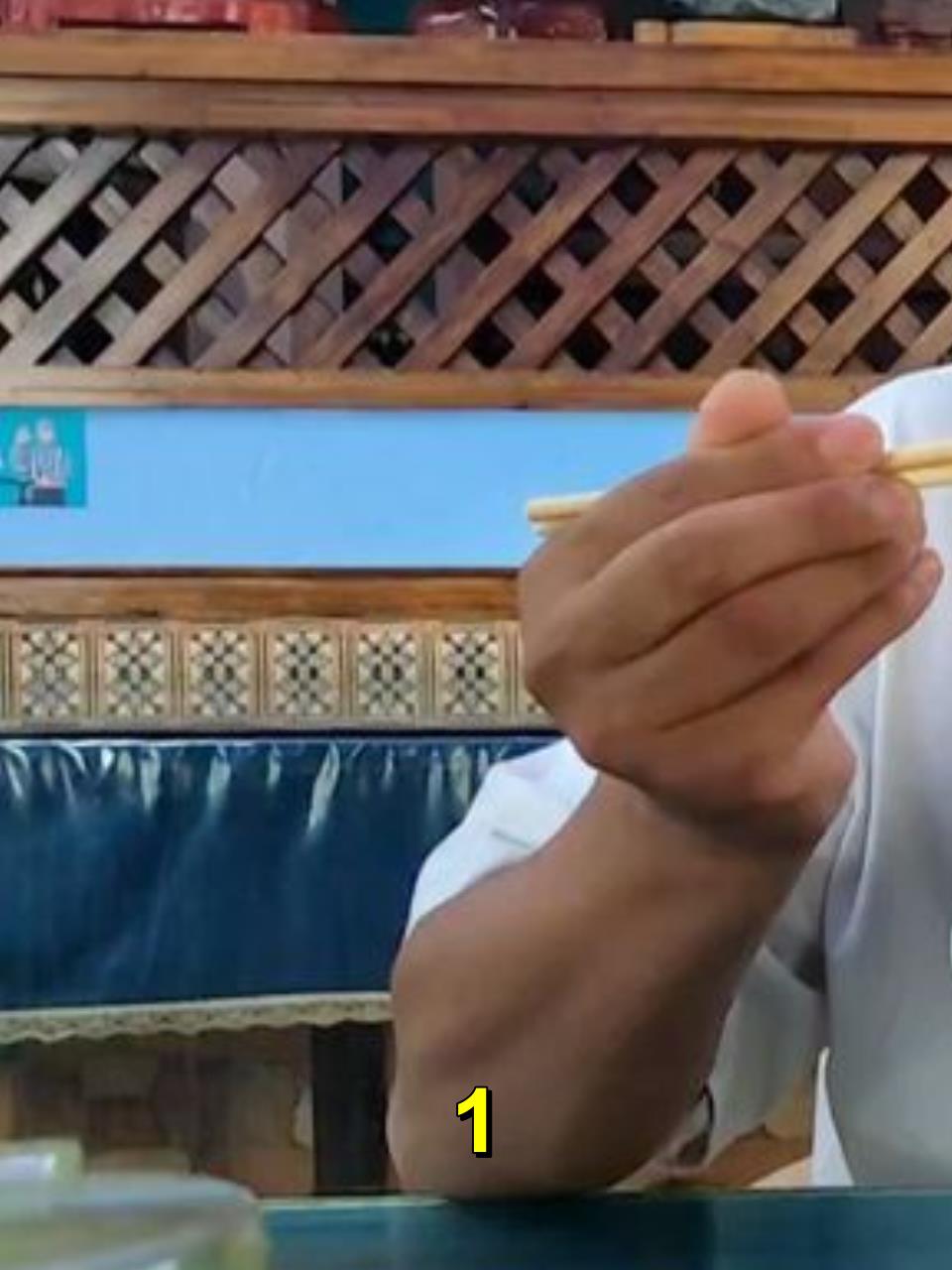 几天没吃面了十分想念,点了一个芹菜肉拌面,面太硬