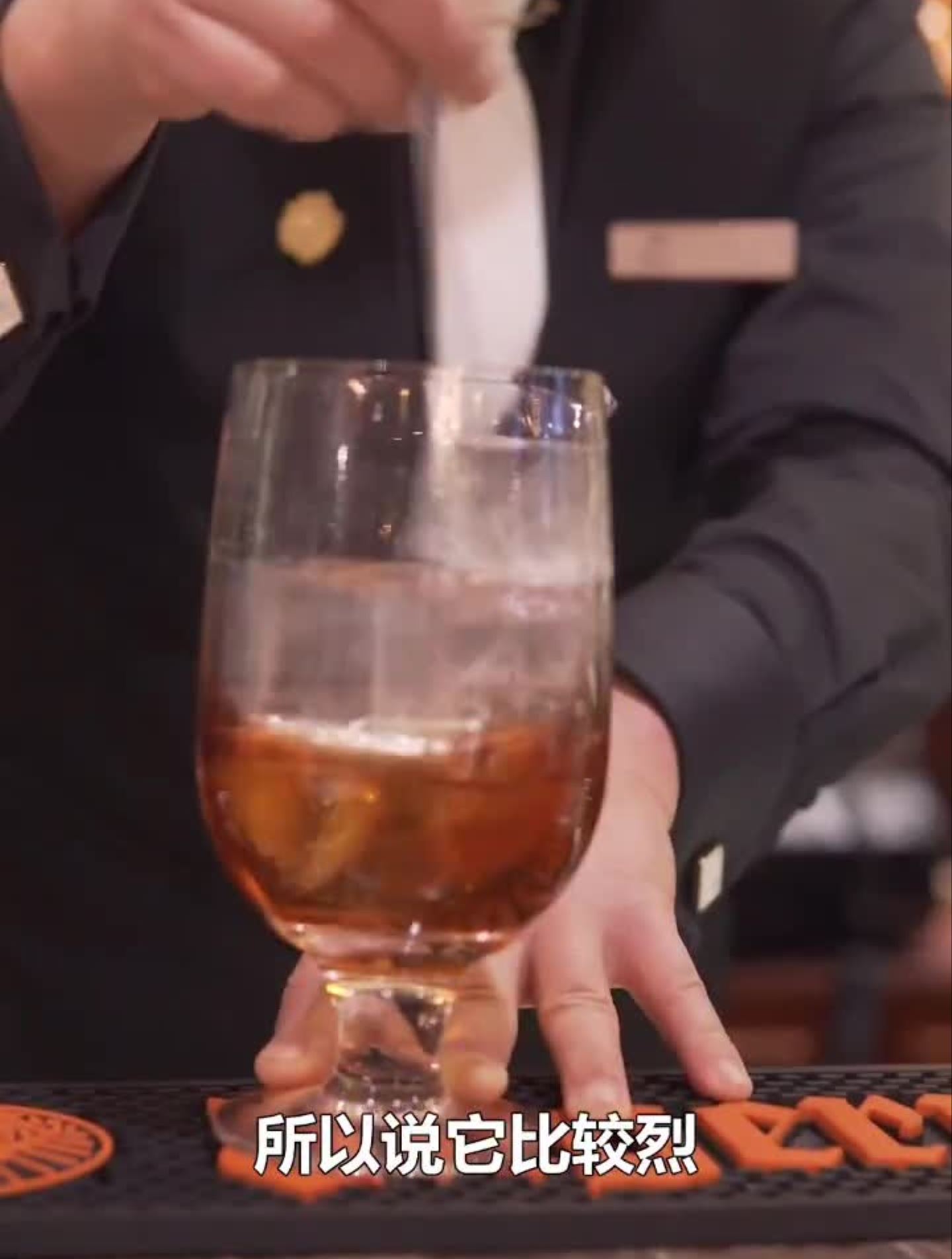 全国技能主播遴选调酒师教你制作经典的老广场鸡尾酒