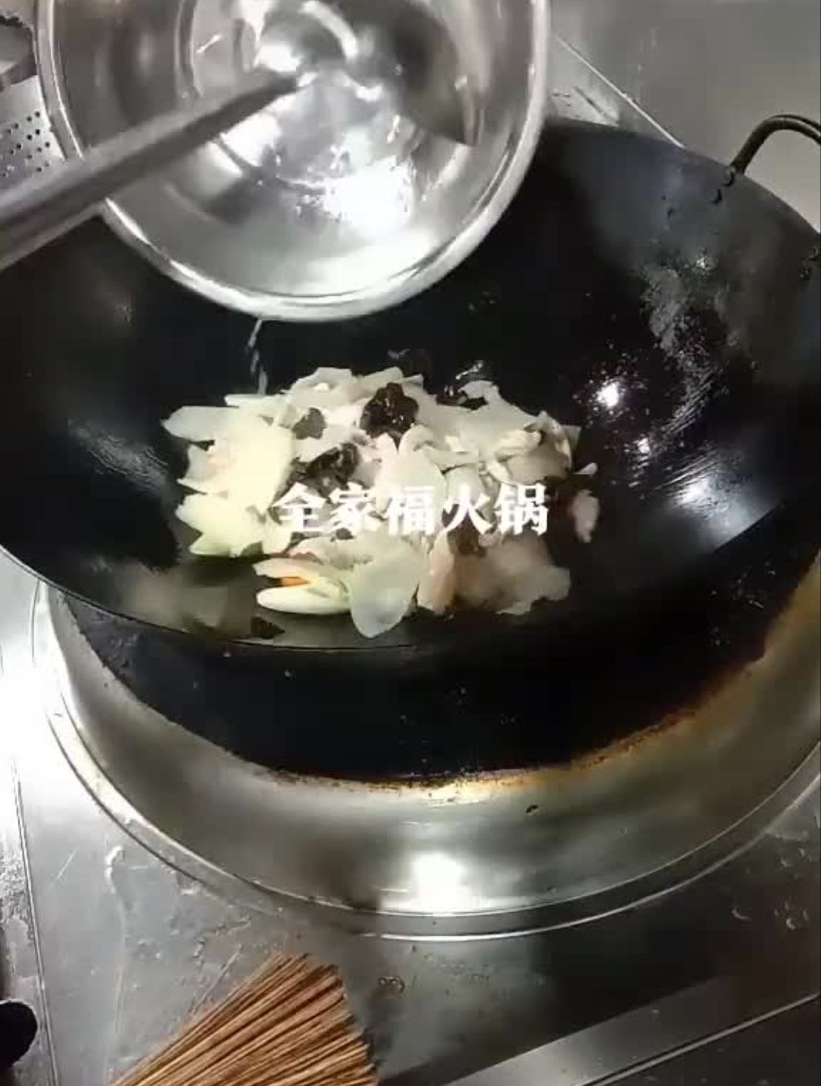 鱿鱼,海参玉兰片火腿木耳,虎皮蛋,腰花肚片肉皮瘦肉蛋卷肉丸