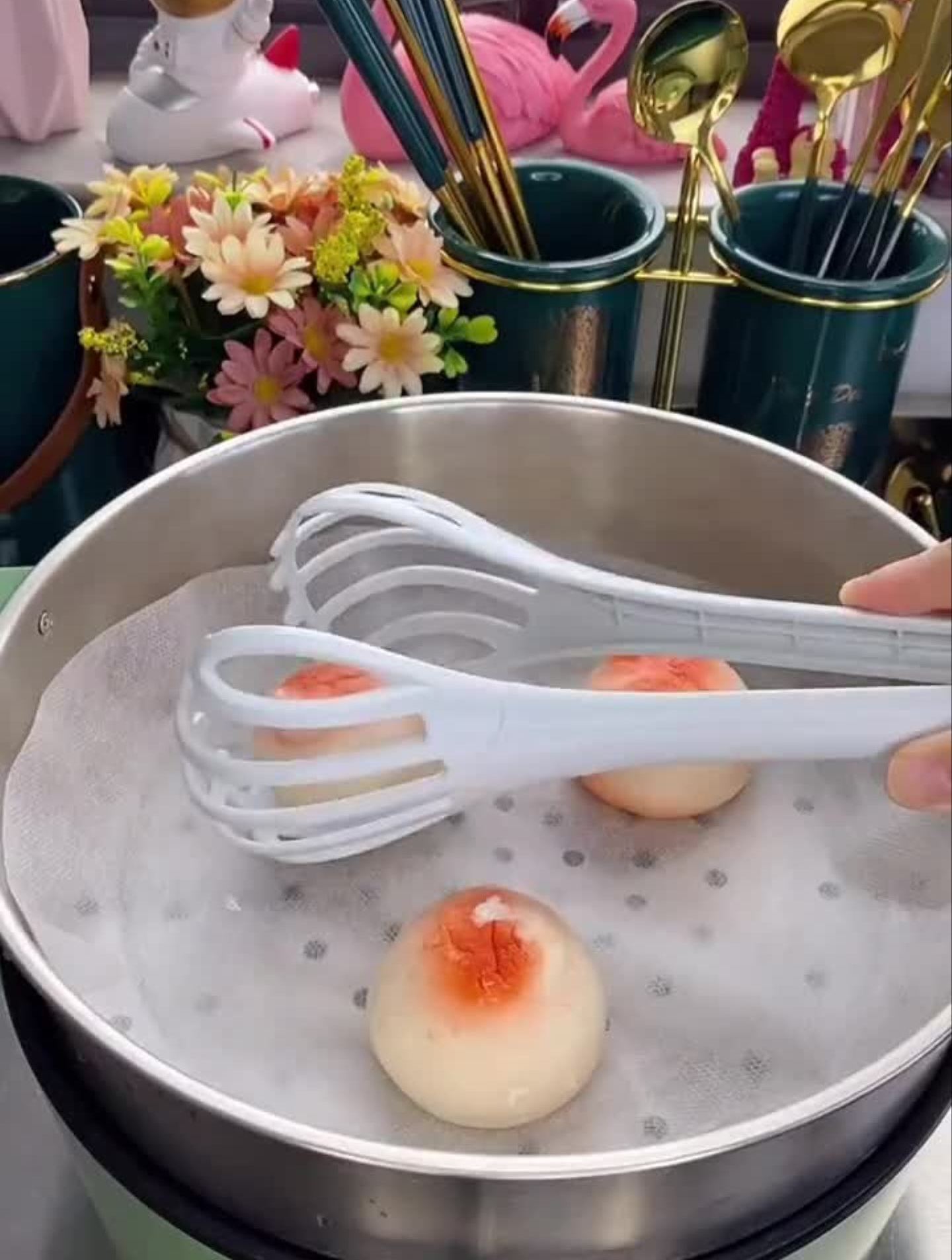 蒸食物垫一张蒸笼布,这样不会粘底部