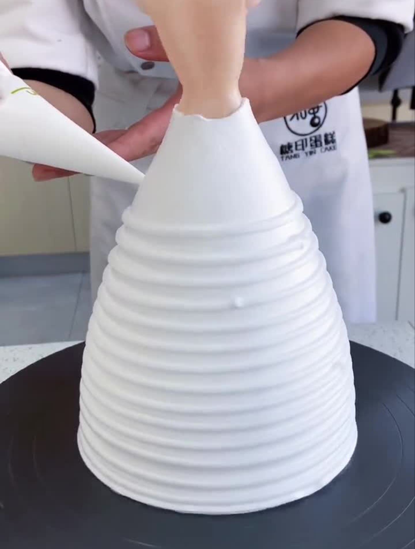 蛋糕培训芭比娃娃蛋糕新手不会做花边也可以做的芭比,最后有彩蛋