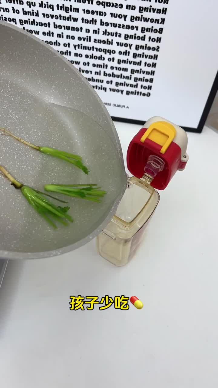 昨晚吹风娃又着凉了,赶紧用香菜根熬水喝