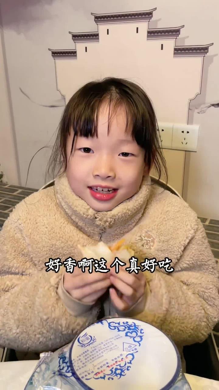 带美丽的姑娘吃正宗老北京挂炉烤鸭