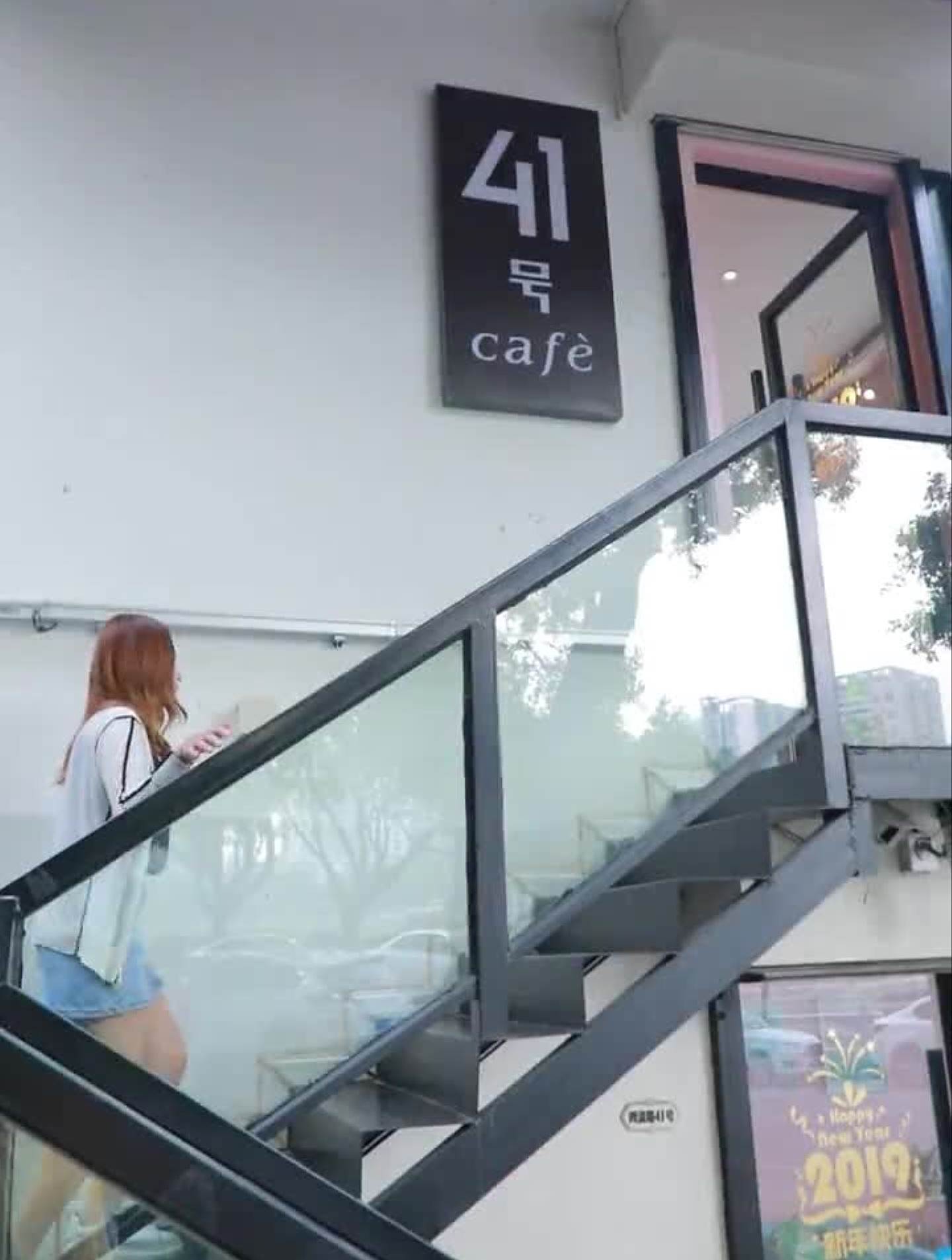 一边看江,一边喝下午茶,还能拍各种网红照片