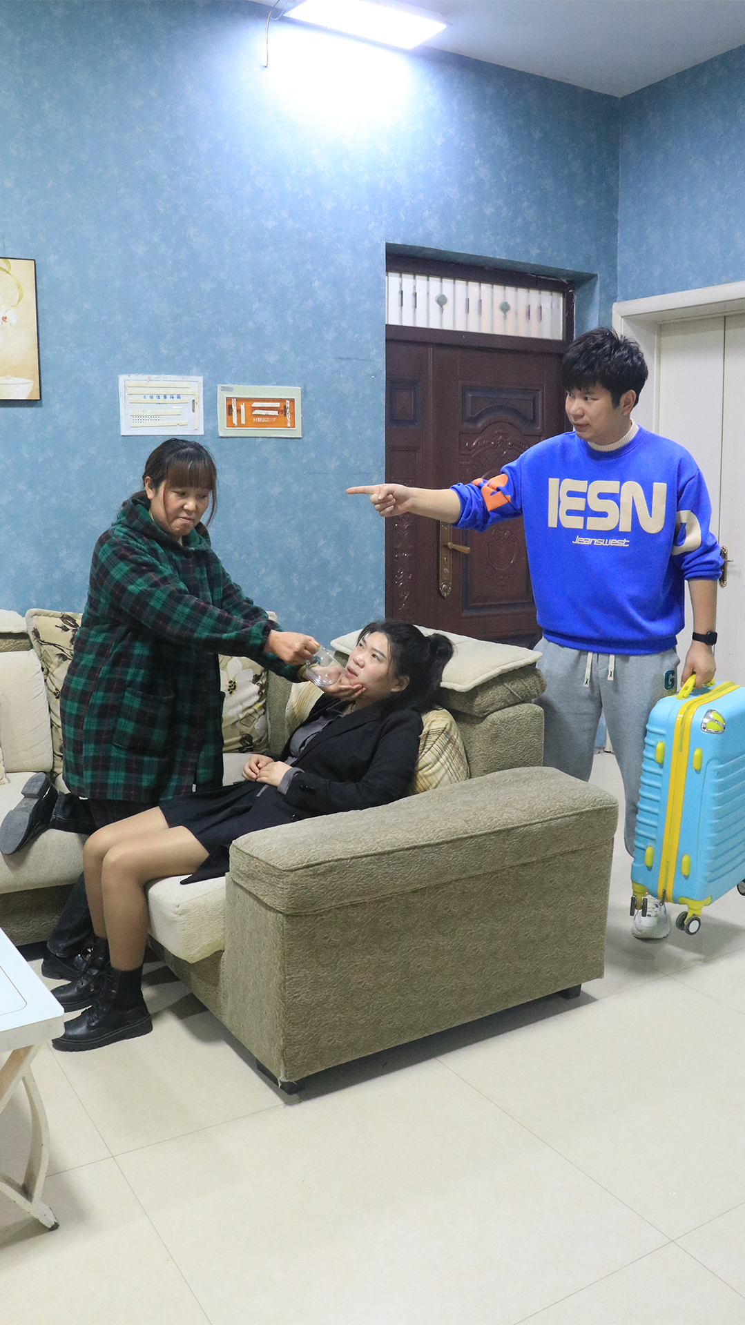 婆婆出门打牌,让坐月子儿媳在家吃干馒头,儿子做法令人大快人心