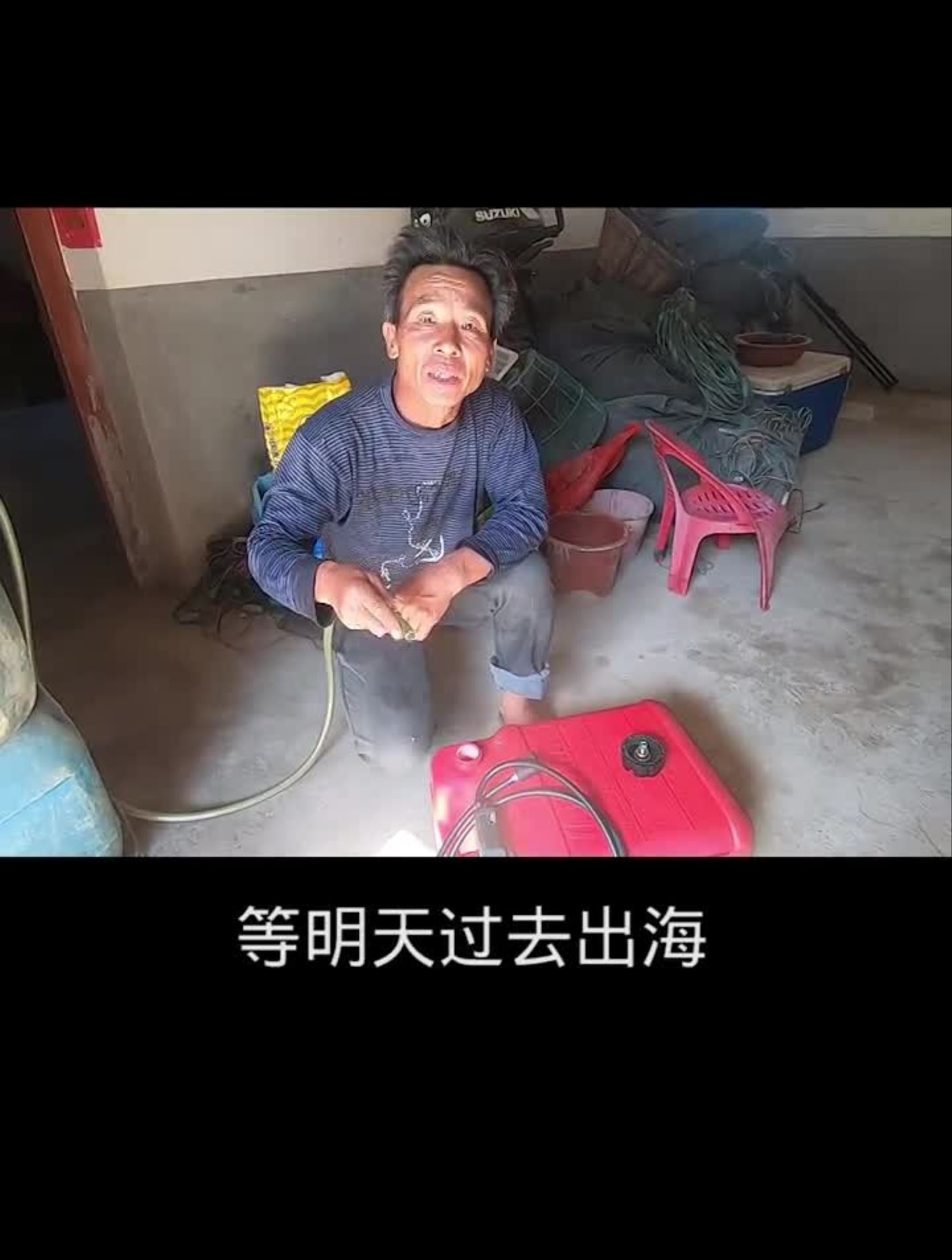 来叔夫妇摸黑出海放网,100一斤白虾连抓几十条