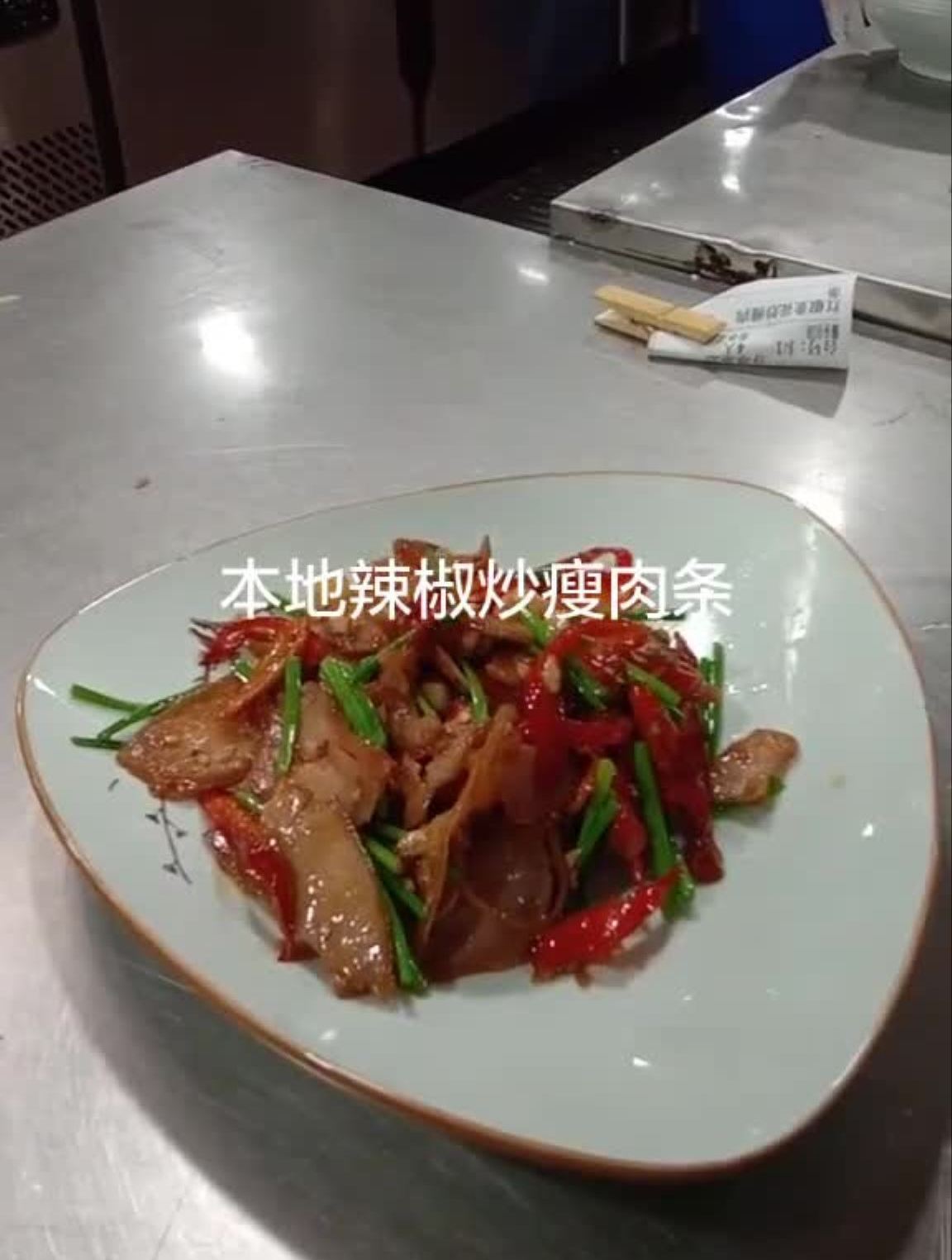 瘦肉条本地红椒切斜片韭花切段大蒜子少许一起煸炒