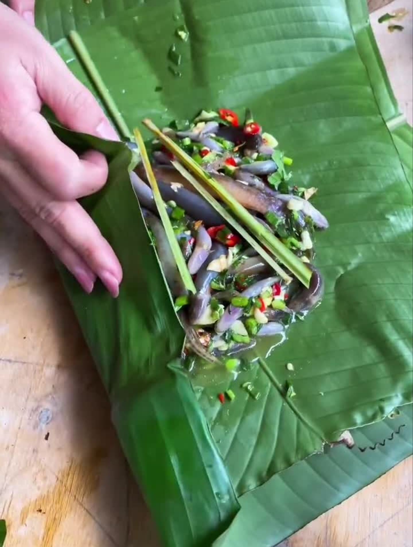 西双版纳 我是傣族 舌尖上的美食 美味下饭菜来吃包烧小河鱼