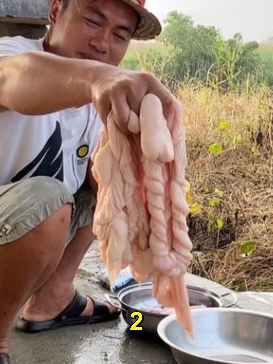 又下大雨没办法,只能买几斤猪大肠和隔山肉弄道下酒菜