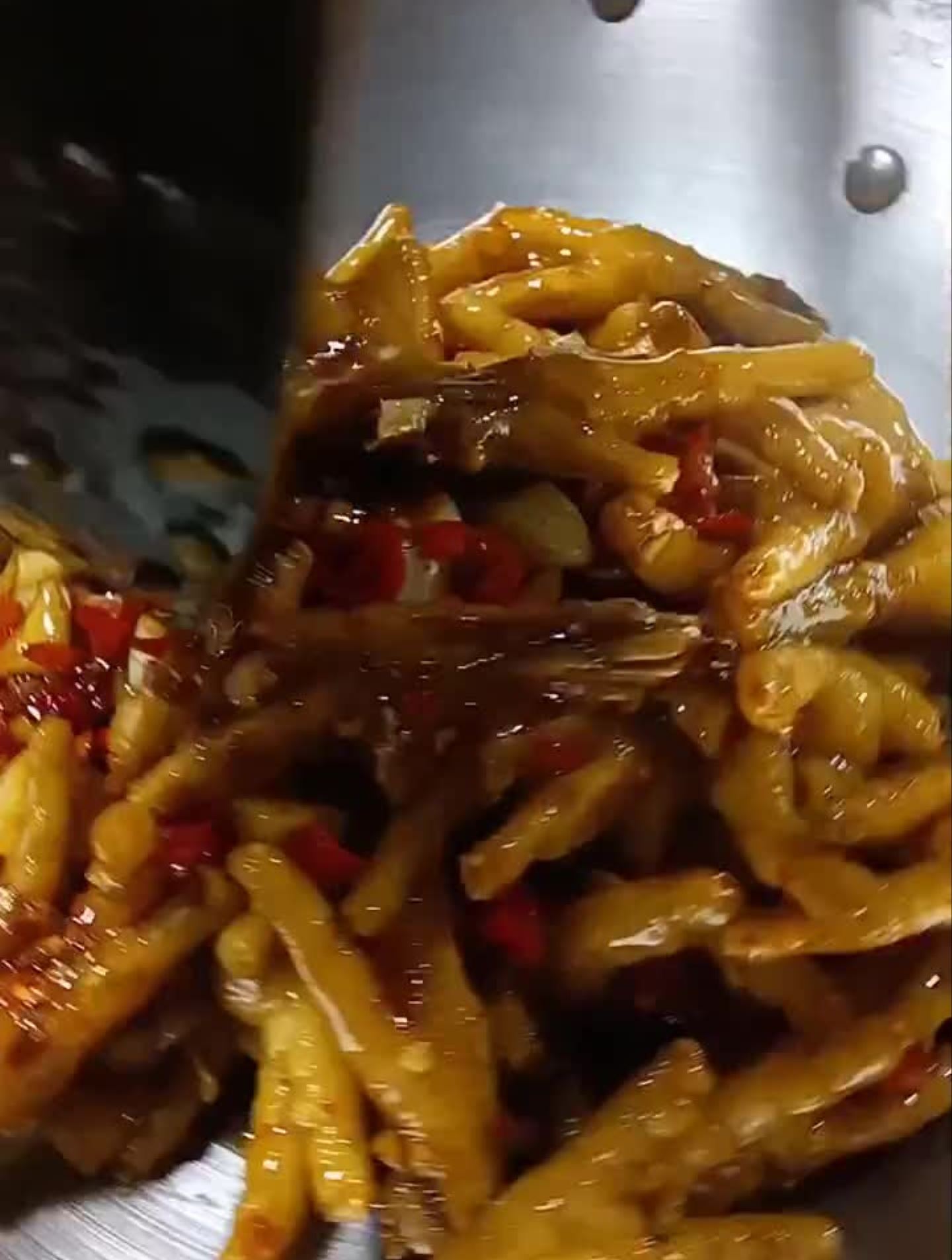焖汁鸡爪鸡爪500克蒜子100克小米辣碎100克焖汁辣酱20克