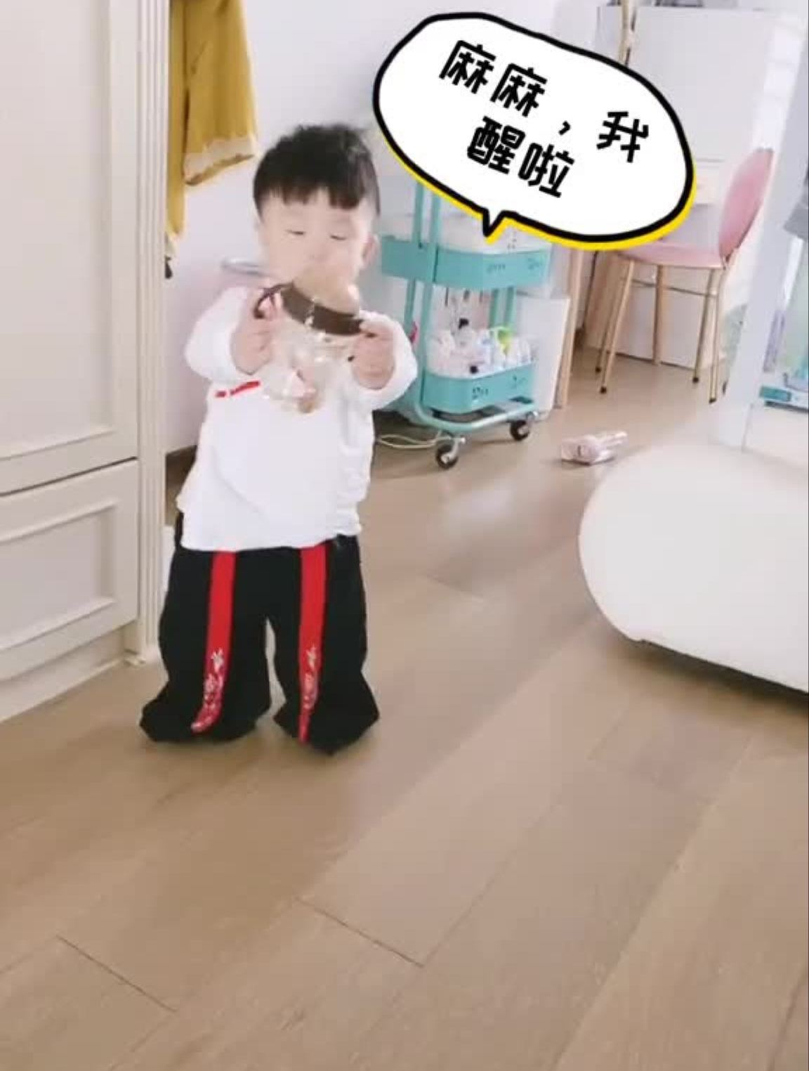 宝宝走路的样子太可爱了,像极了醉奶的小企鹅