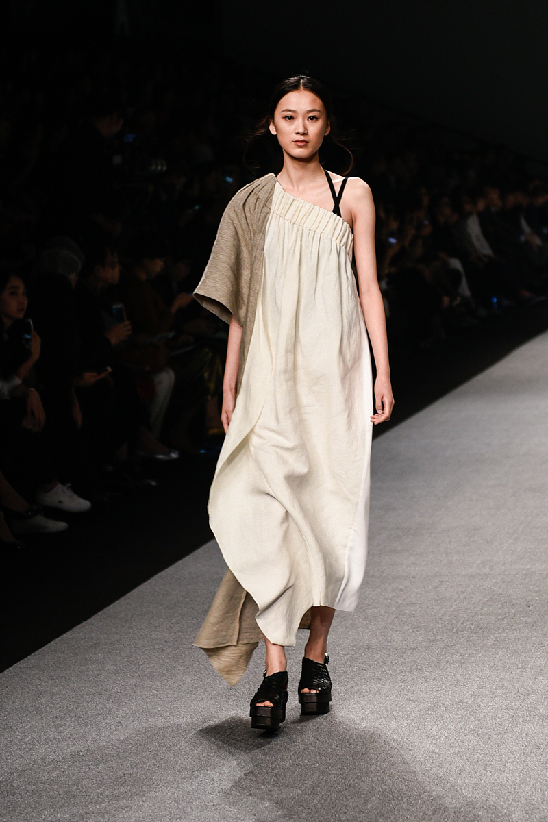 小学科学教师评选教坛中坚自我介绍：注重实践、探究、情感和专业发展