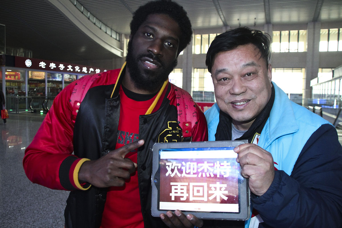 2015年02月03日,山东省济南市,cba山东高速男篮外援杰特乘机回国,球迷