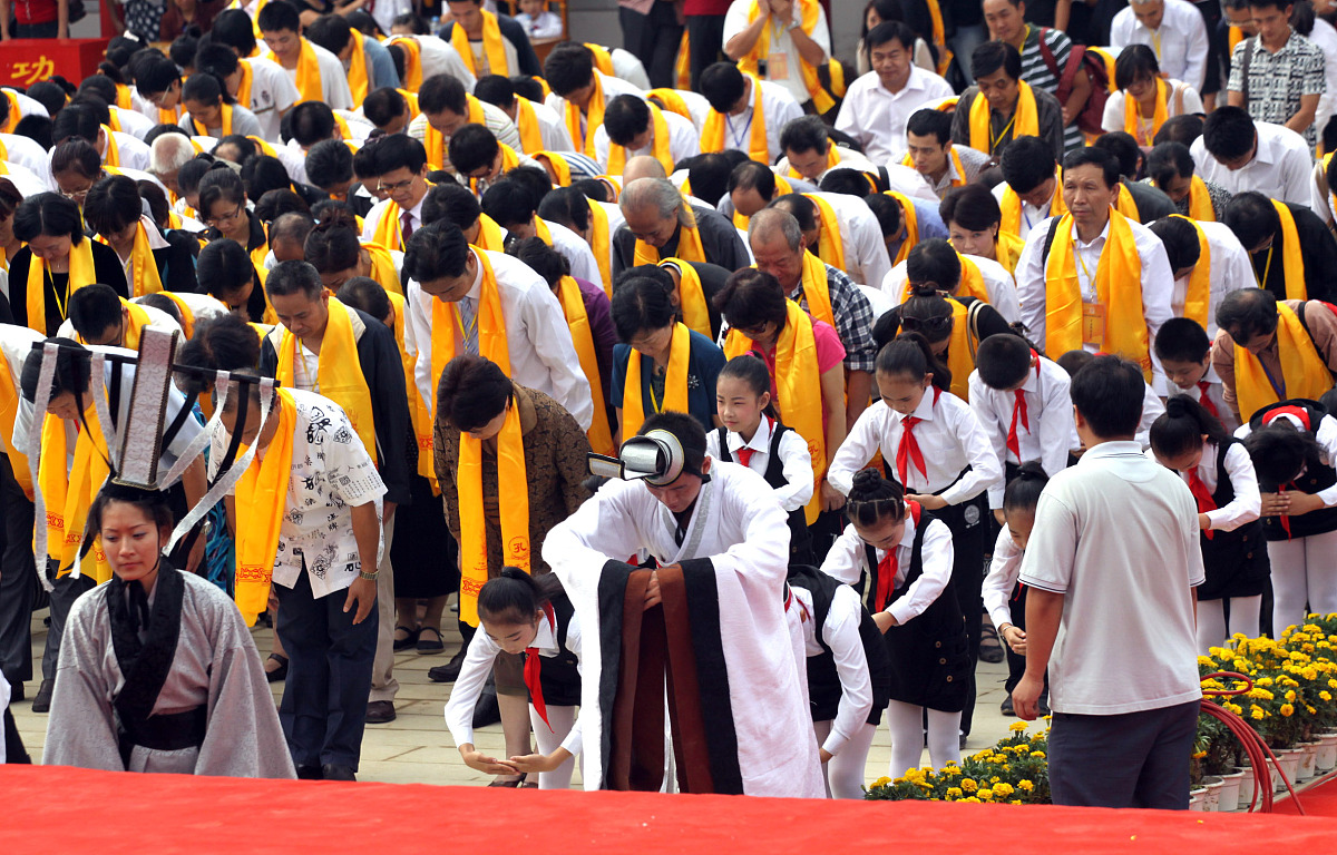 试从中国历史发展的角度谈谈你对德育目标的依据的理解