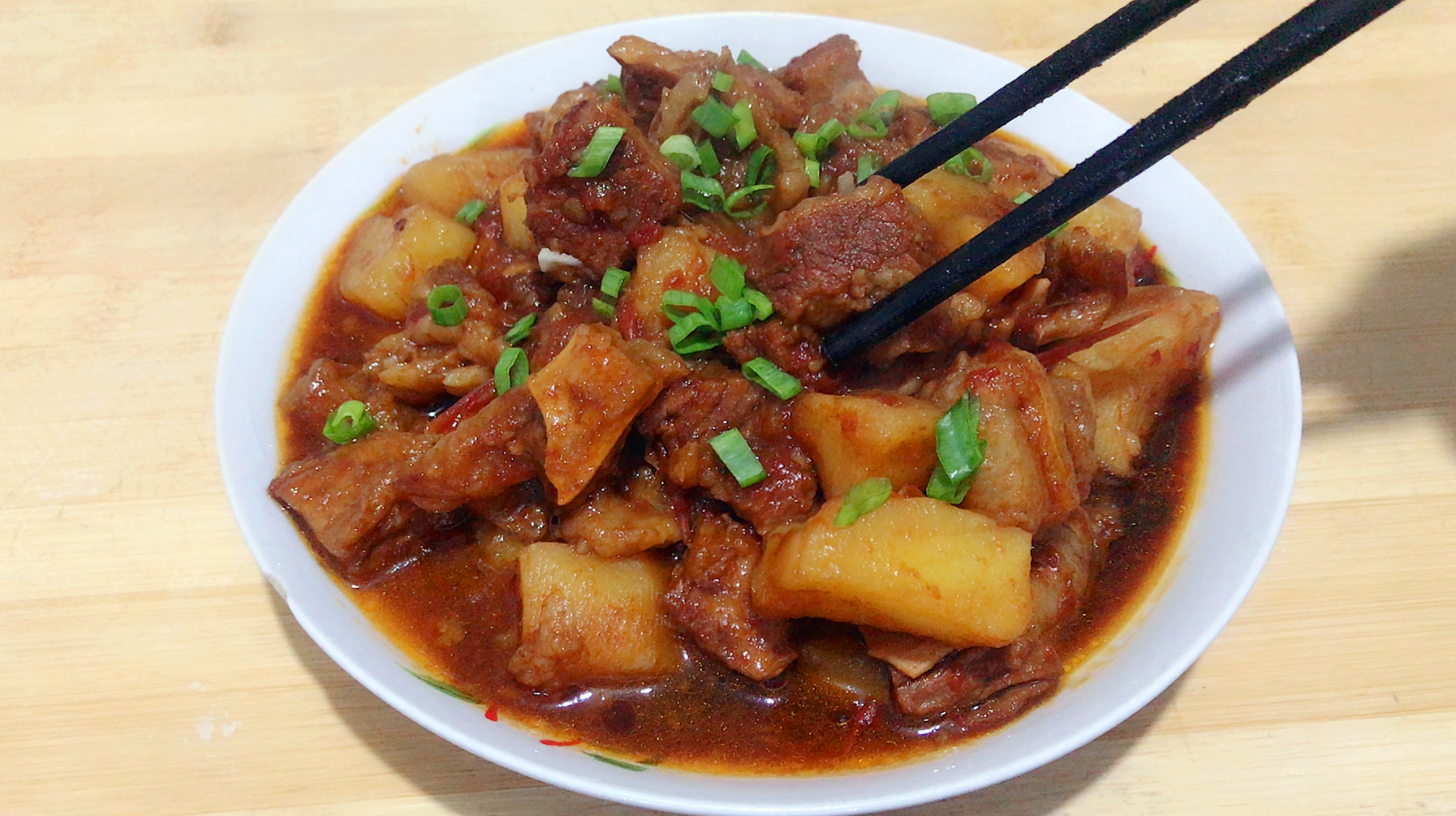 砂锅牛筋牛肉这样炖,软糯多汁,看着就流口水,吃一口满嘴肉香!