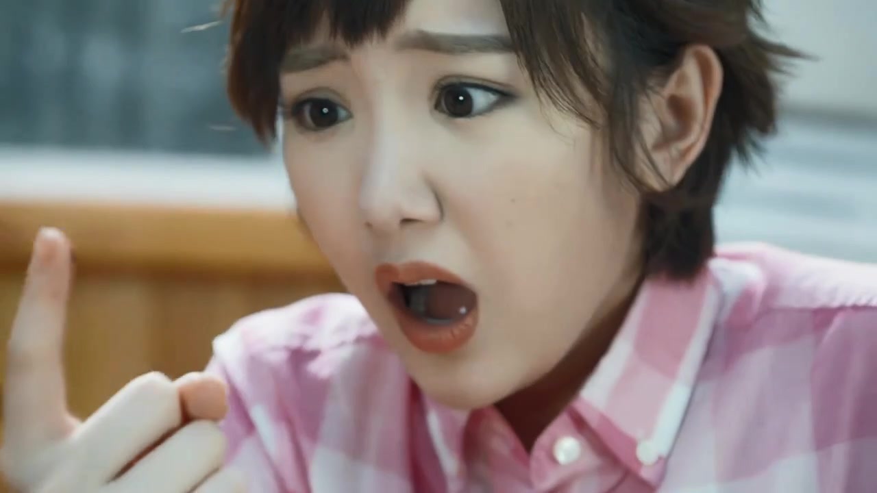 美女被猫咬到手指,帅哥的态度大反转,美女心里只想着钱