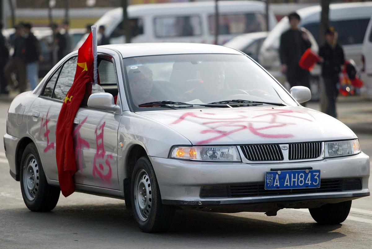2004年3月27日晚,中伊大战即将在武汉体育中心举行,比赛还没开始,热情