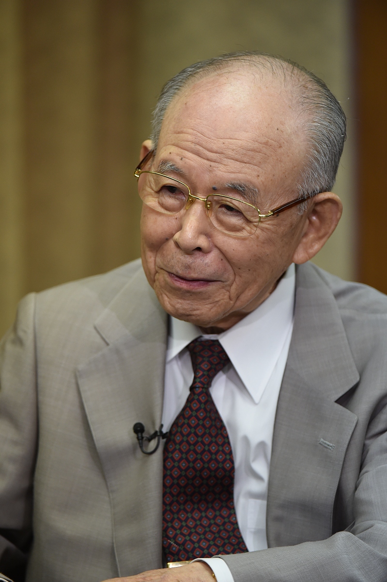 当地时间2014年10月8日,日本名古屋,2014年度诺贝尔物理学奖得主赤崎