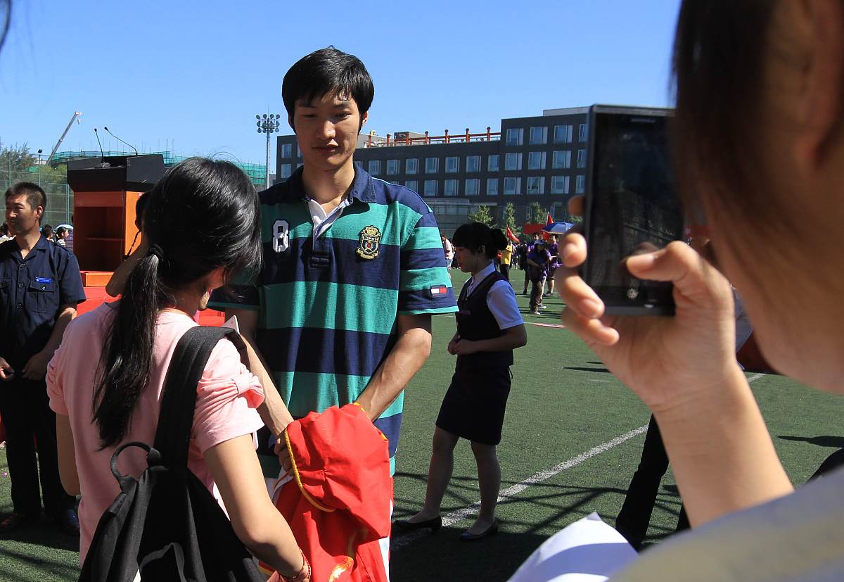 大学新生代表开学典礼发言稿：拥抱新征程，成就精彩人生