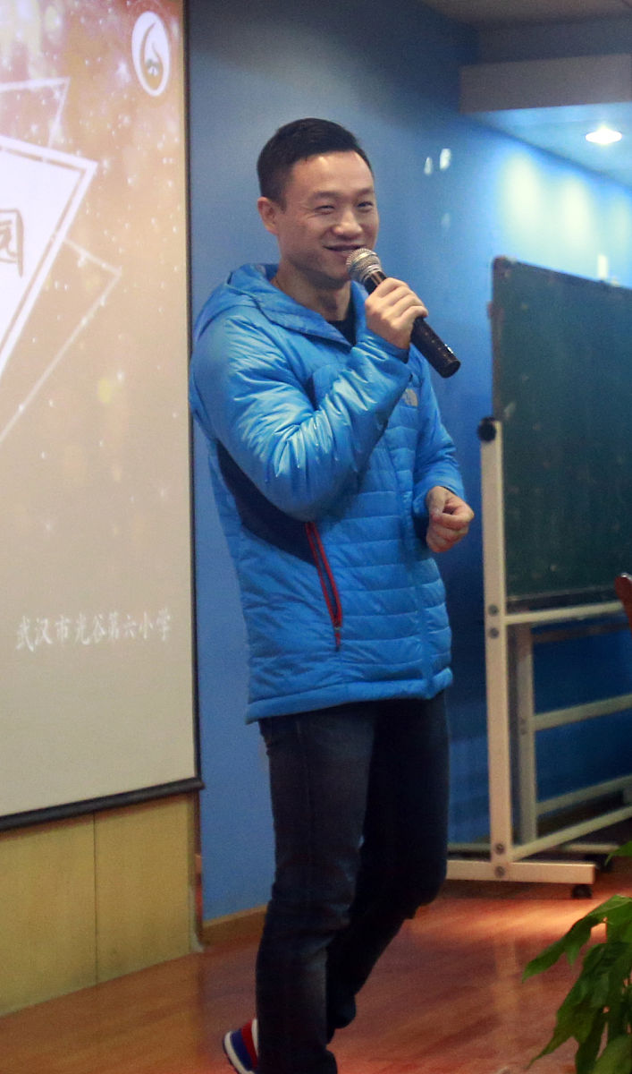 关于在困难的时候不帮助我们其实要分两种情况。一是有的时候每个人都有自己的工作或者是生活。如果我们需要帮助的时候别人刚好特别的忙或者说在能力上他没有办法给我们提供帮助我们本身就不应该耿耿于怀。二是有的时候我们在整个成长经历里边儿我们也会感激那些在我们困难的时候给我们独立面对困难和挫折机会的人。因为是他们给了我们这样的机会才使我们在克服困难和挫折的时候自己的能力得到了历练。把以上文字整理通顺