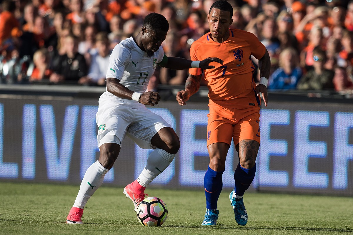 (l-r) serge aurier of ivory coast, memphis depay of the netherla