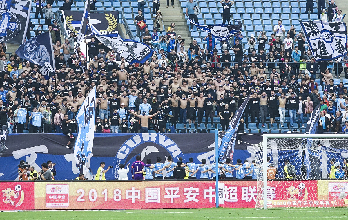 2018中超第9轮:大连一方3-0广州恒大淘宝 大连将帅赛后谢场拥抱庆祝