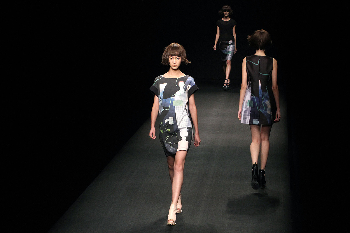 服装设计与虚拟展示：基于条件GAN技术的领先公司