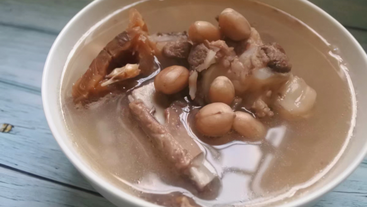 糖糖:在家做一道柴鱼骨头汤,家常的做法,味道鲜香,营养丰富!