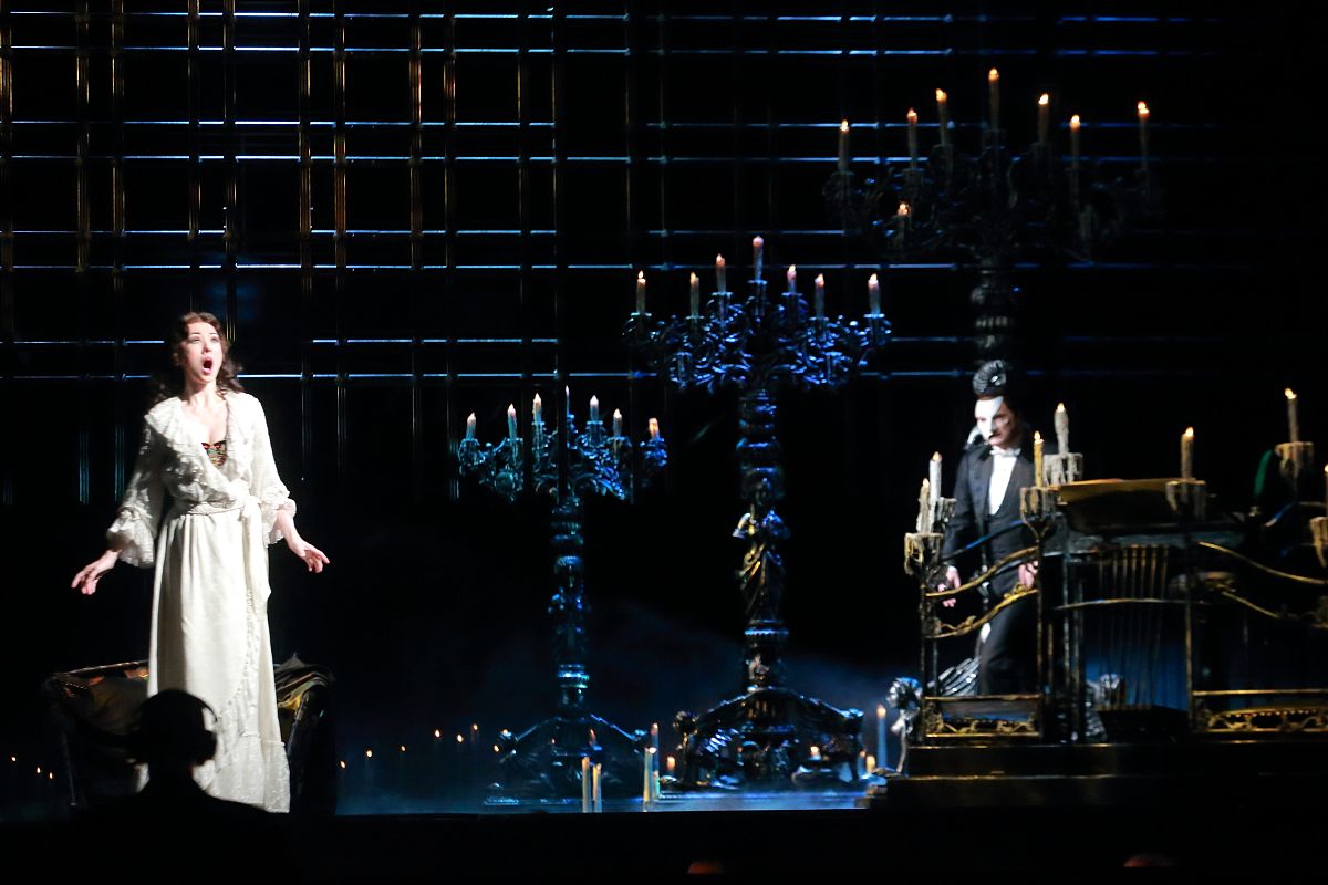 现在你是一名歌剧演员你要与我这名作曲家进行交谈