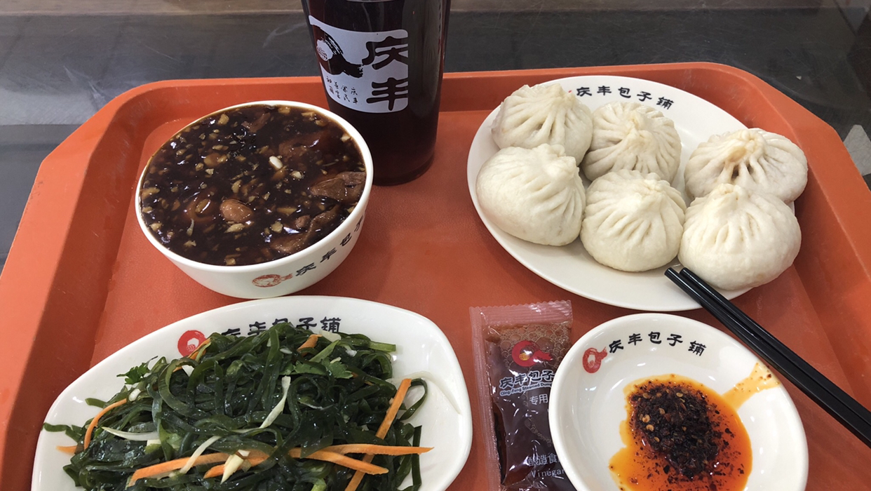 在北京西安门大街吃的午饭,点的包子炒肝凉菜,一共花了这些钱?