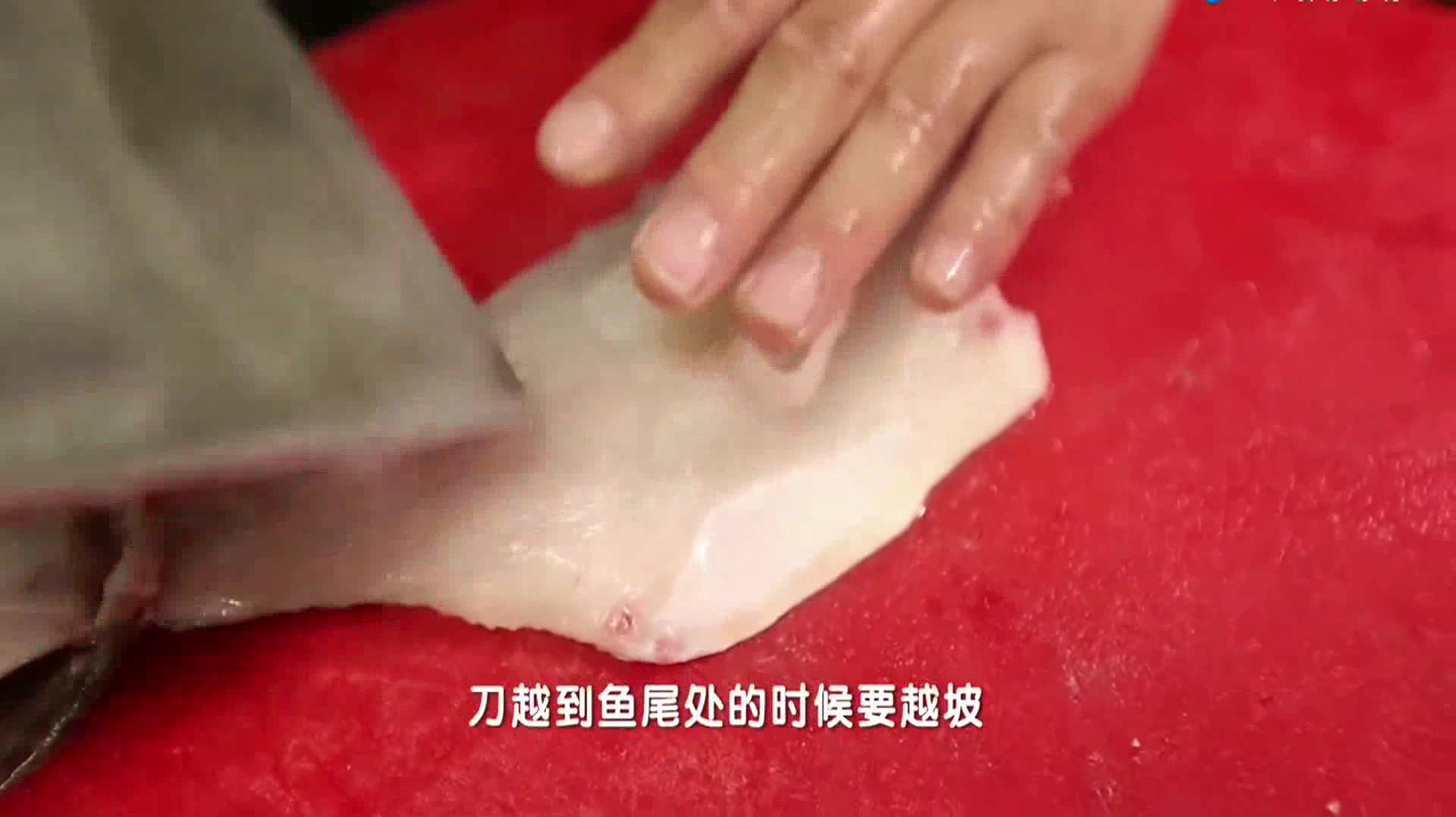 大师教你制作招牌菜“松鼠桂鱼”,酸甜可口,做给你的家人吃!