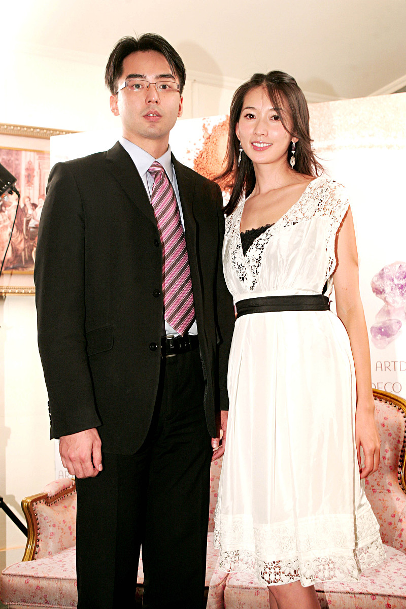 2008年4月10日,台北,林志玲为胞兄代理的德国化妆品担任代言人.林志玲