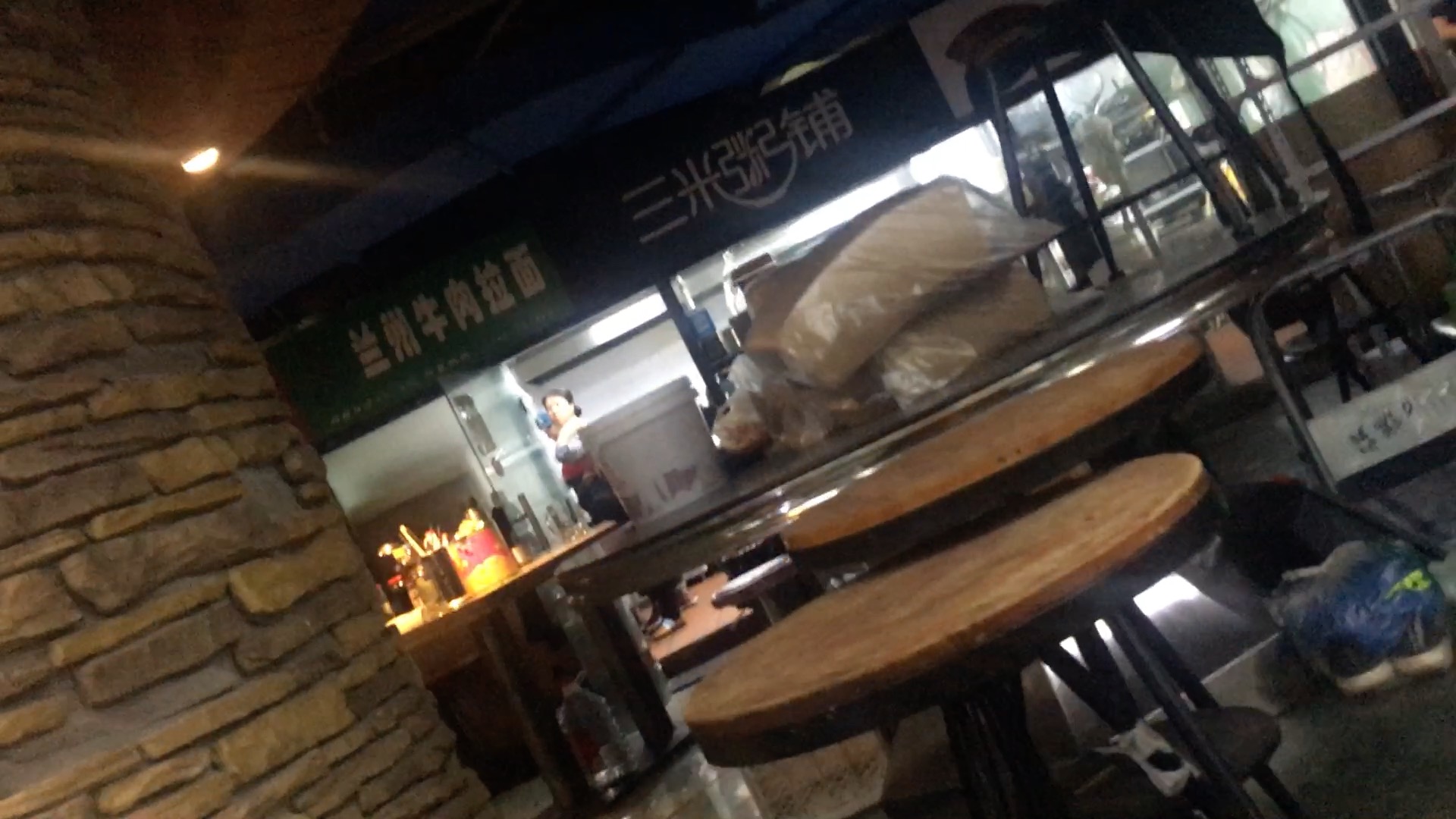 网红外卖三米粥铺被曝后厨极脏,加盟店店长声称那是“假店”