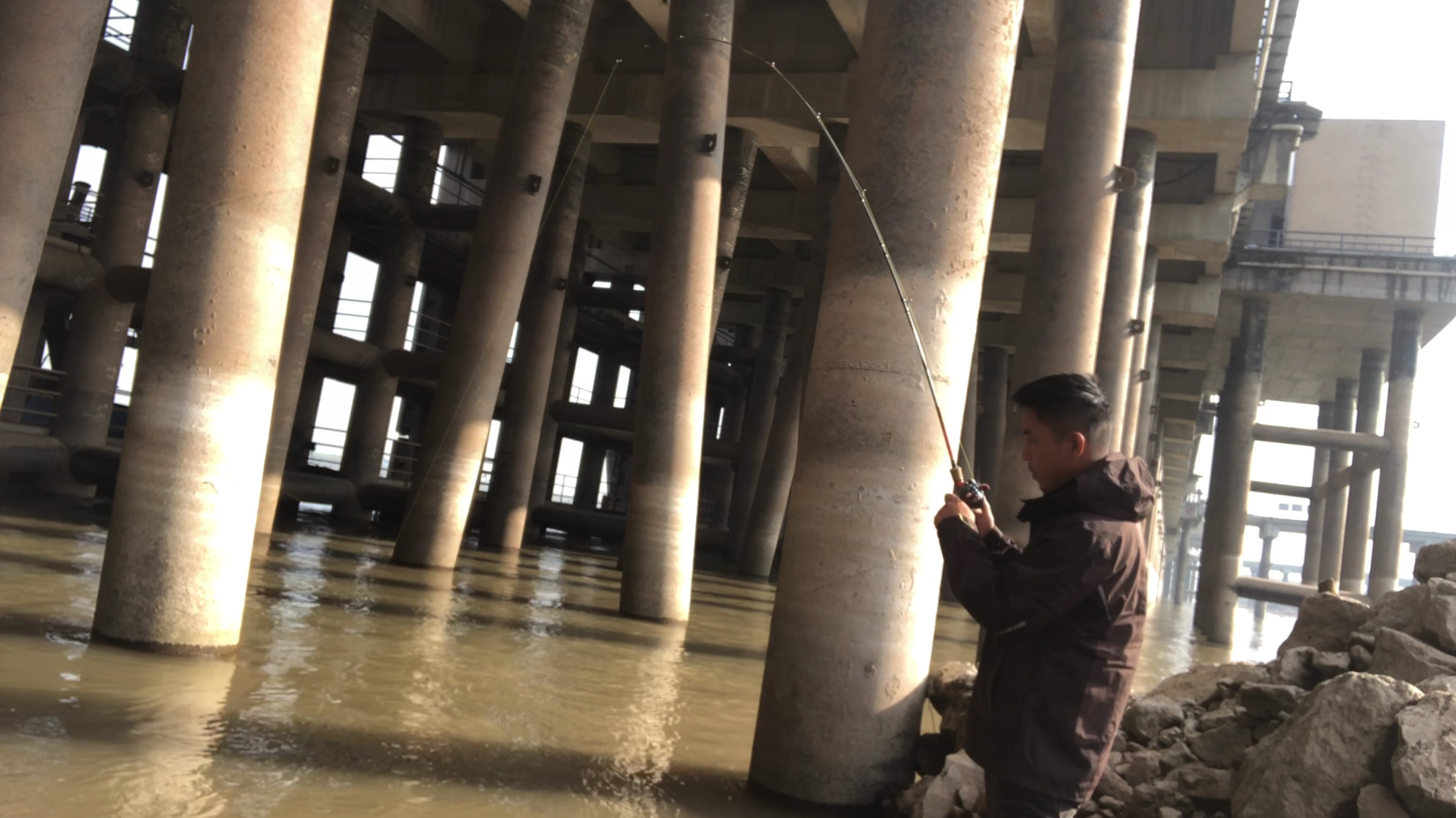 路亚鳜鱼,遇见降温,怎么做才能鱼获倍增,虫哥全部透露