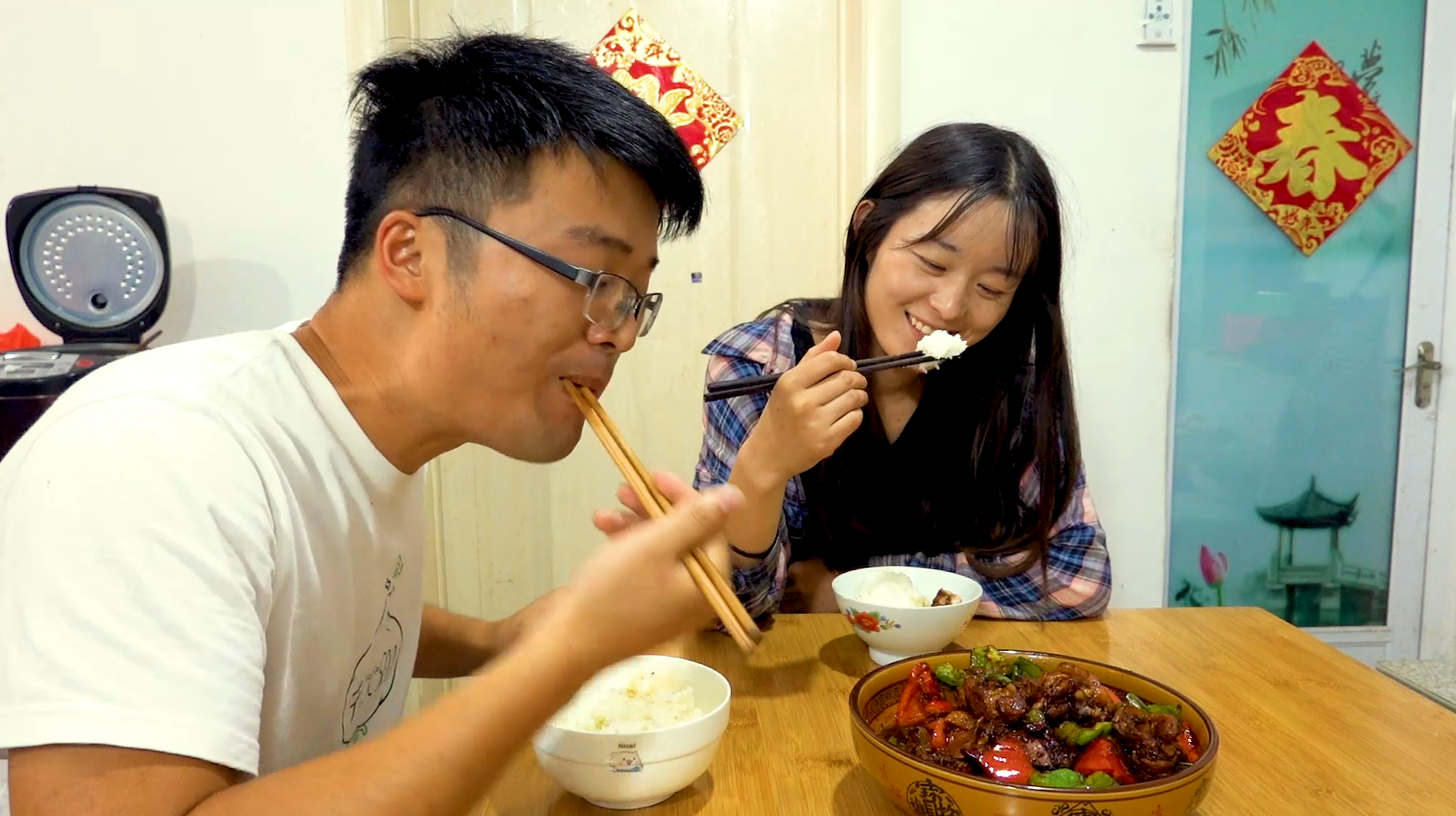 大sao秘制三杯鸡,三个鸡腿三杯调料烩一锅,鸡汁拌饭吃更过瘾