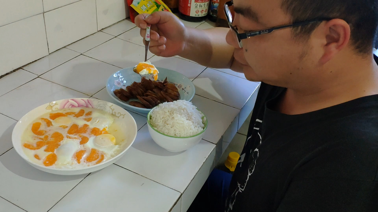 晚上吃香肠和鸡蛋羹,第一次做鸡蛋羹,为何会失败了