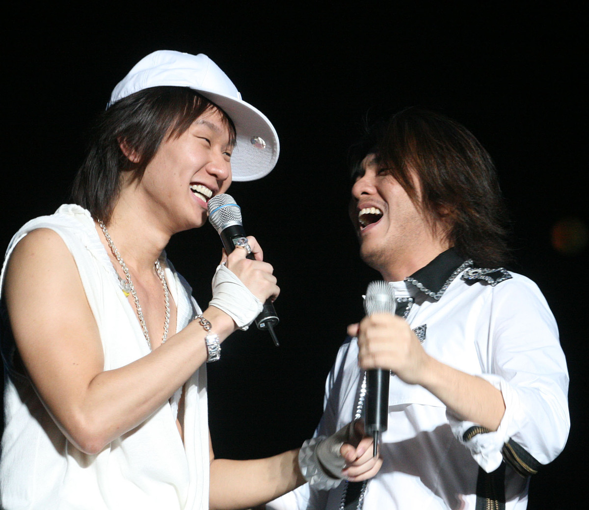 2006年9月16日晚,武汉,林俊杰演唱会登场.阿杜当众亲吻林俊杰+++_+++