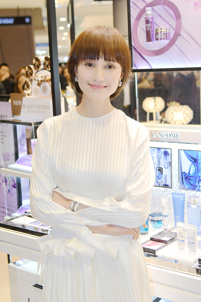 41岁袁泉白裙气质温婉瞪大眼招手 现场示范"脸部瑜伽"美如画报