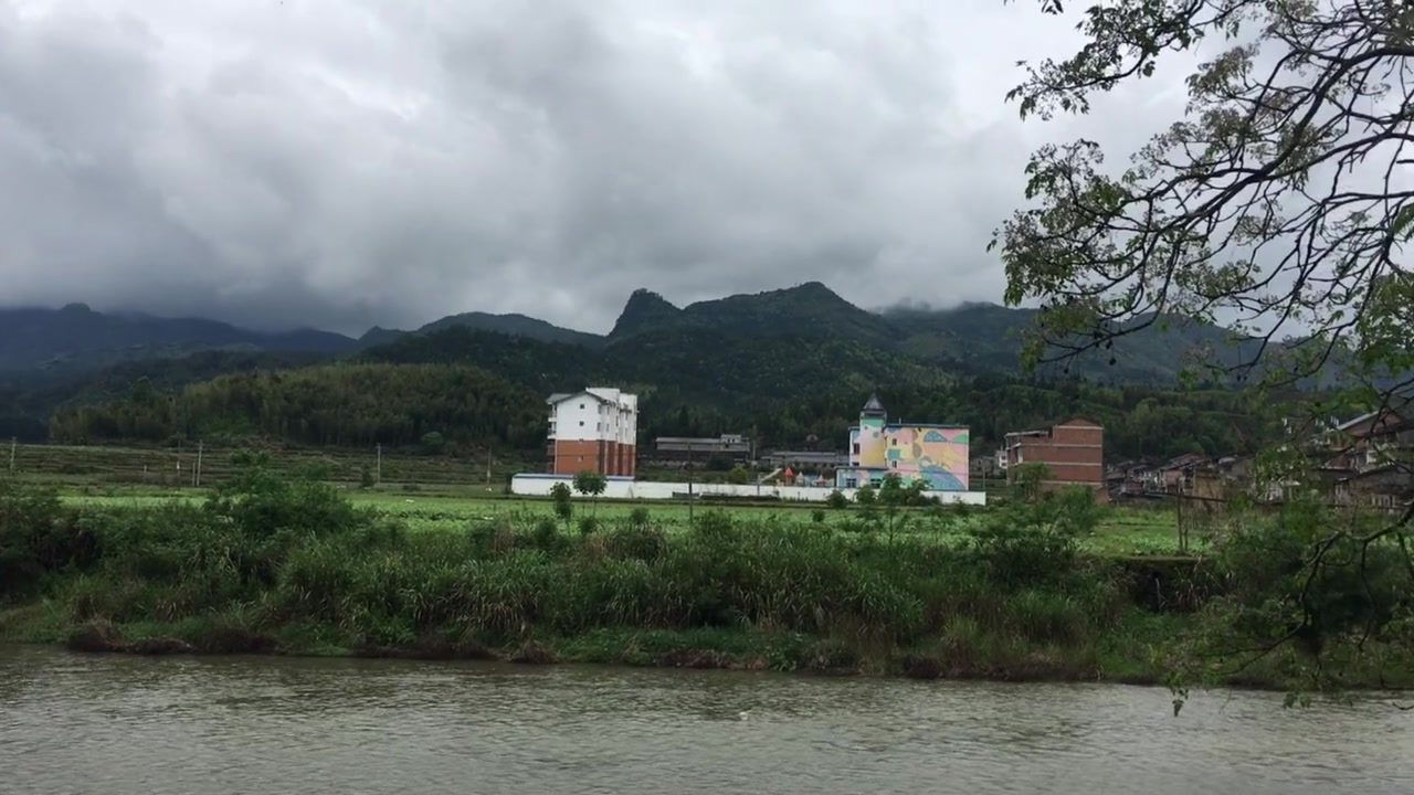 雨后,武夷山市岚谷乡岚谷村 岚谷熏鹅、岚谷北米,都是好东西哦
