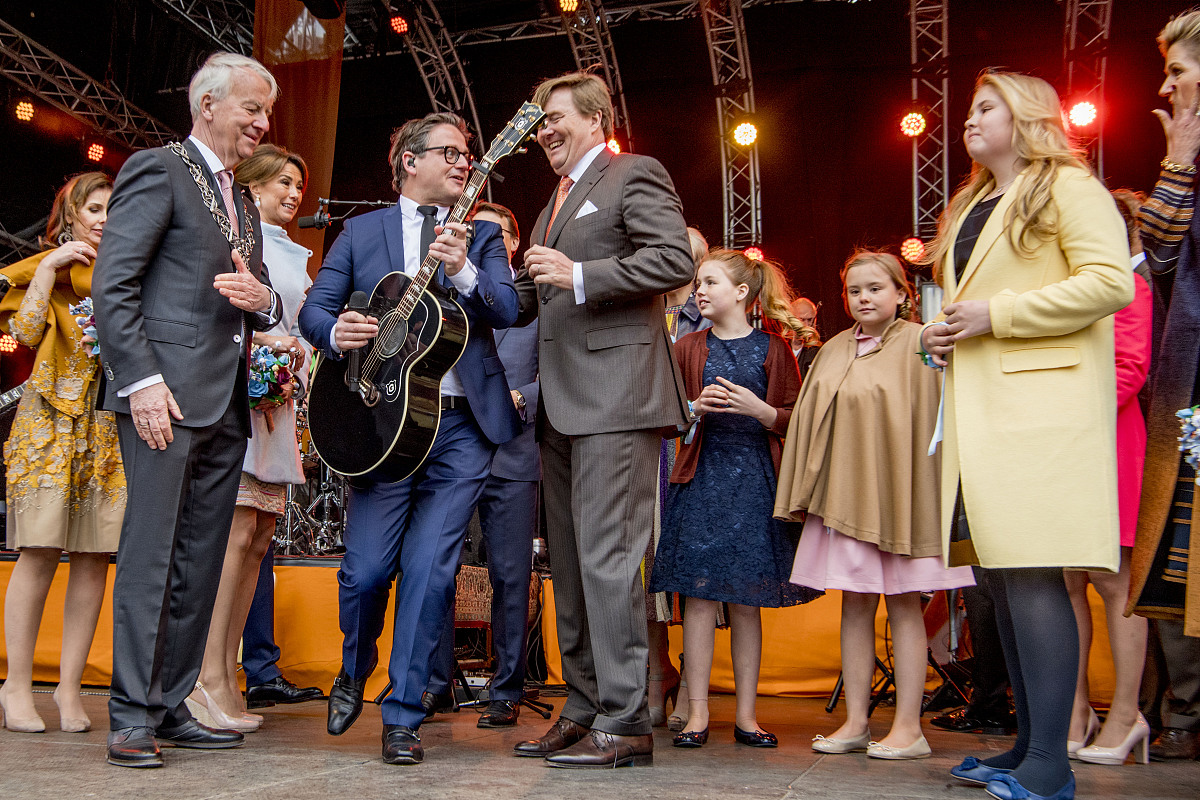 用通俗易懂的语气将下面一段话翻译成中文并结合文章的意思对词句进行调整使之表达流畅语句通顺：Репетиции шли тайно А по Нью-Йорку расползались слухи о роскошном мероприятии которое готовят Вандербильты… В конце концов Лина Астор сжалилась она разреши