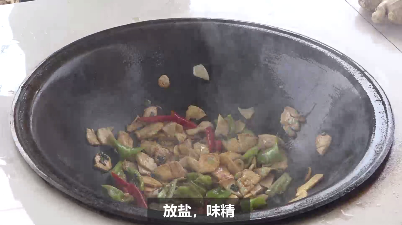 鸡胸肉炖着吃不香,小哥切成片,配上杏鲍菇简单一炒,下饭