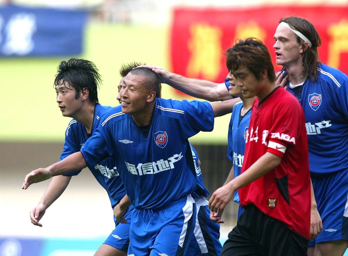 2005年7月9日,中甲第15轮,青岛海信主场2-0击败延边.张翼飞庆祝进球.+