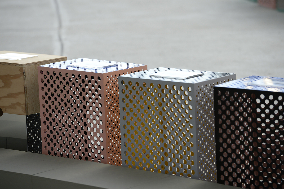 我需要制作视频来介绍蜂窝纸保护柱蜂窝纸保护柱包装纸是一种环保包装材料许多小六边形截面组成的纸通过胶水形成闭环通过拉伸撑开底部用圆形粘胶粘贴包裹产品起到运输途中缓冲保护产品的效果。可以帮我想想详细的视频脚本分镜和简洁的旁白文案介绍吗？