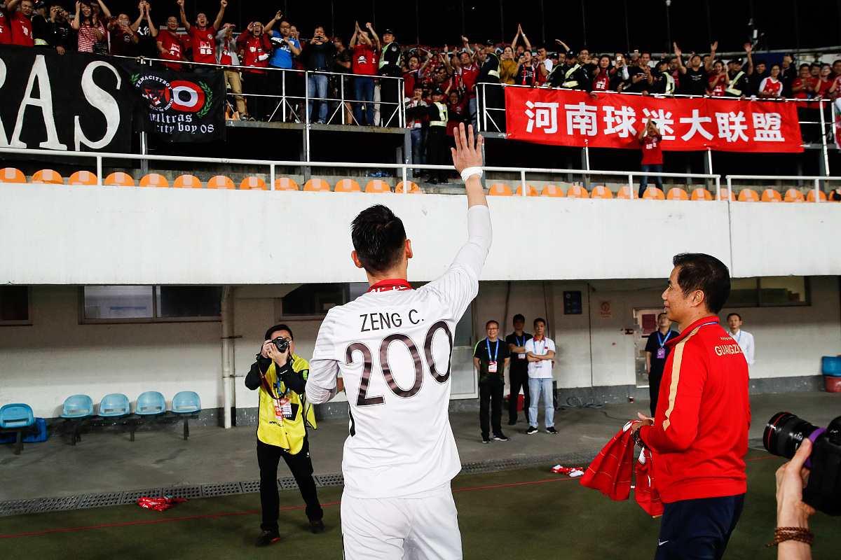 2018中超第3轮:恒大淘宝1-0建业 赛后谢场曾诚展示200场纪念球衣