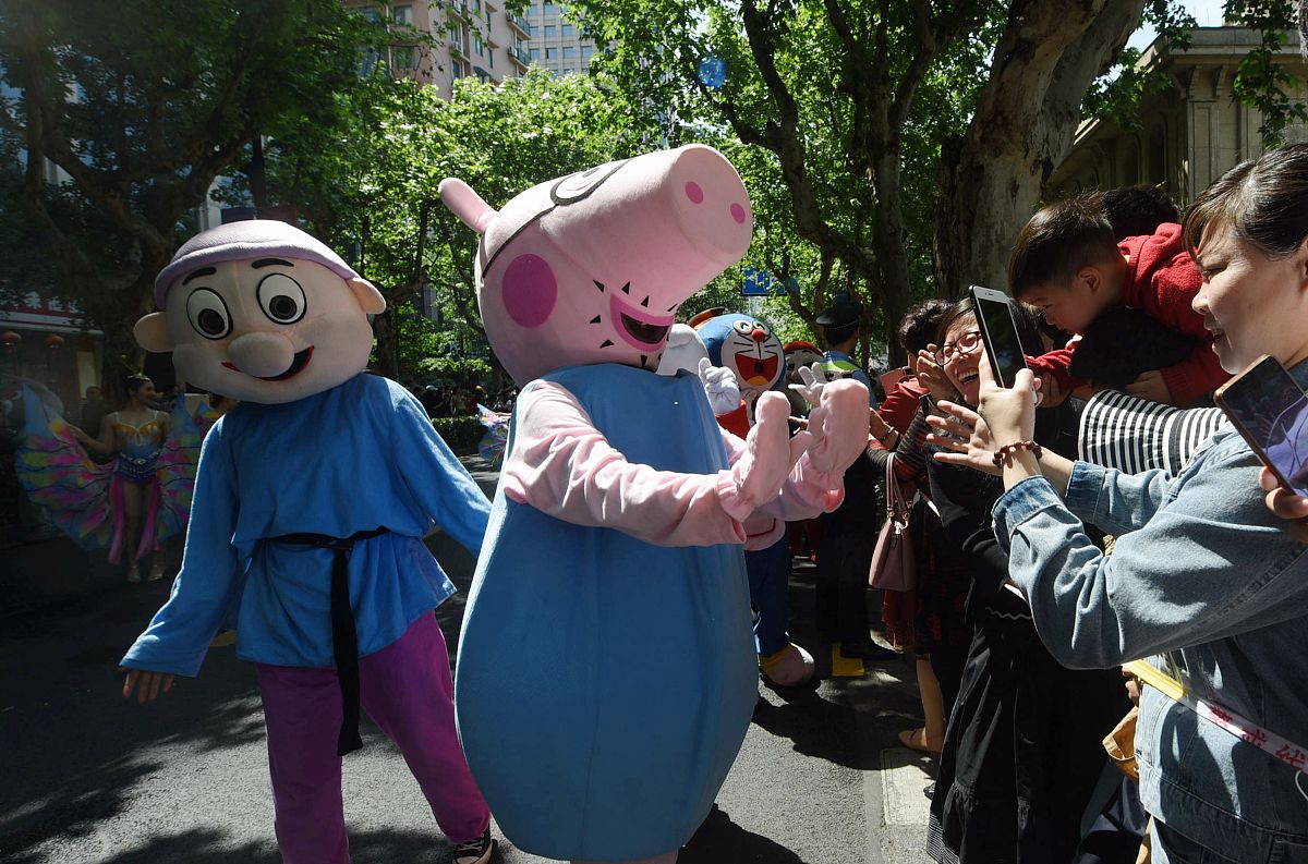 下面这段字幕共40条请按照每2条合并成1条编辑变成成20条比如第1条和第2条合并就变成新的第1条时间轴是原第1条的开始时间结束时间是原第2条的结束时间。后边的第3条和第4条合并以此类推两条合并成1条：1000008450 -- 000013480It is raining today so Peppa and George cannot play outside2000015150 -- 0000