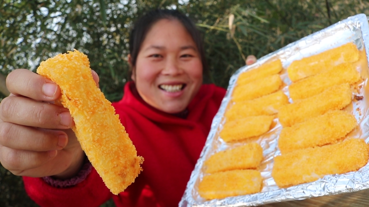 牛奶还能炒着吃？胖妹大开脑洞，4瓶牛奶做甜点，连吃3块都不腻