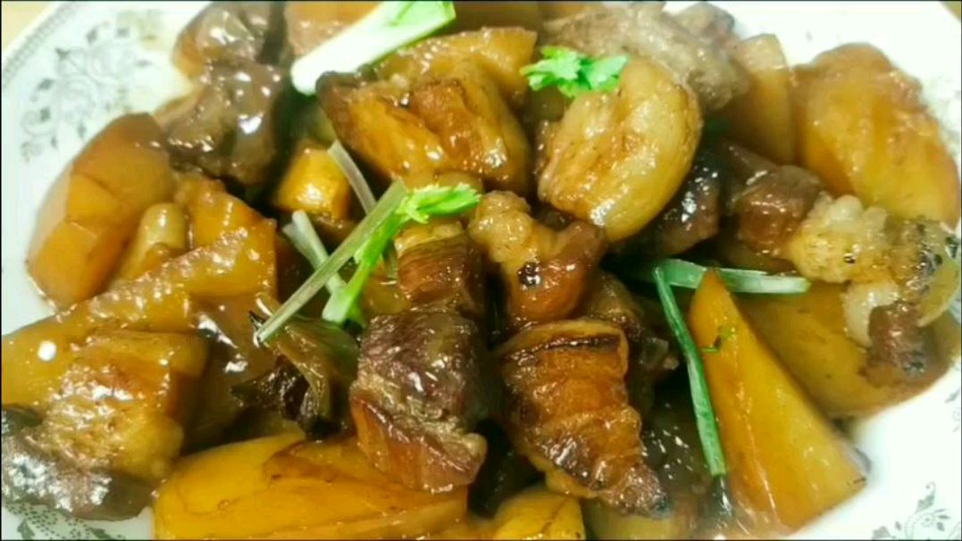 红烧肉炖土豆,软糯嫩滑,香而不腻,上桌最受欢迎,汤汁不剩