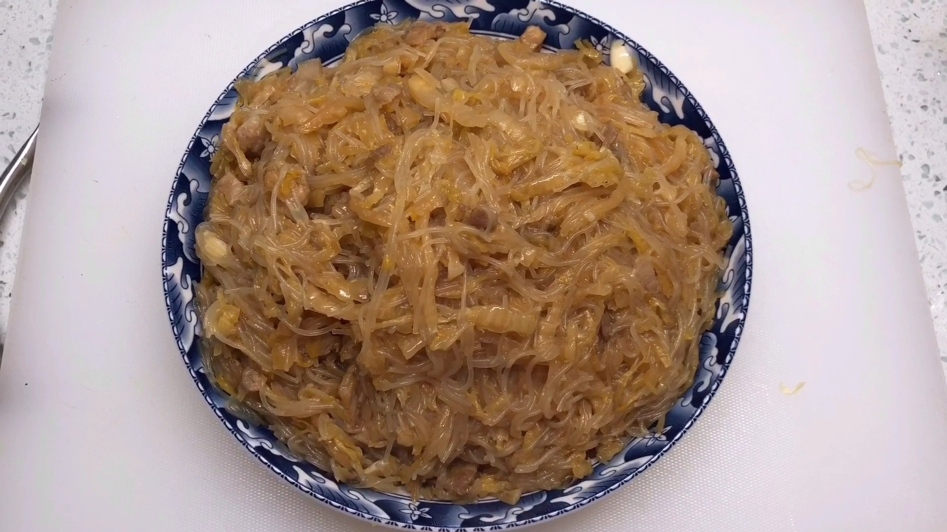 在家做的酸菜粉丝炒肉比饭店的干净卫生哦!简单易学!