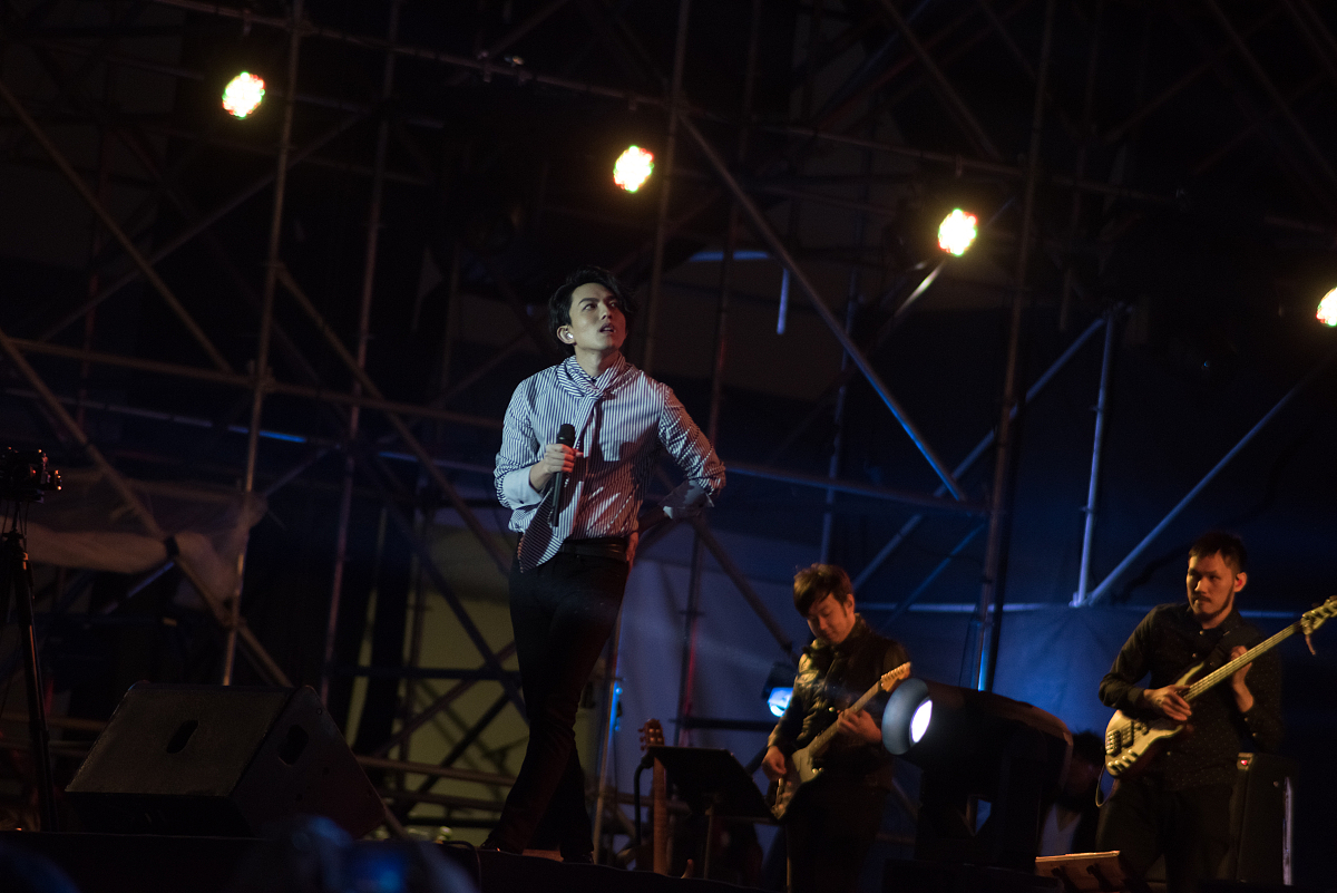 幼儿园一位老师即将离开请写一些话夸赞这个老师并表达离别不舍之情